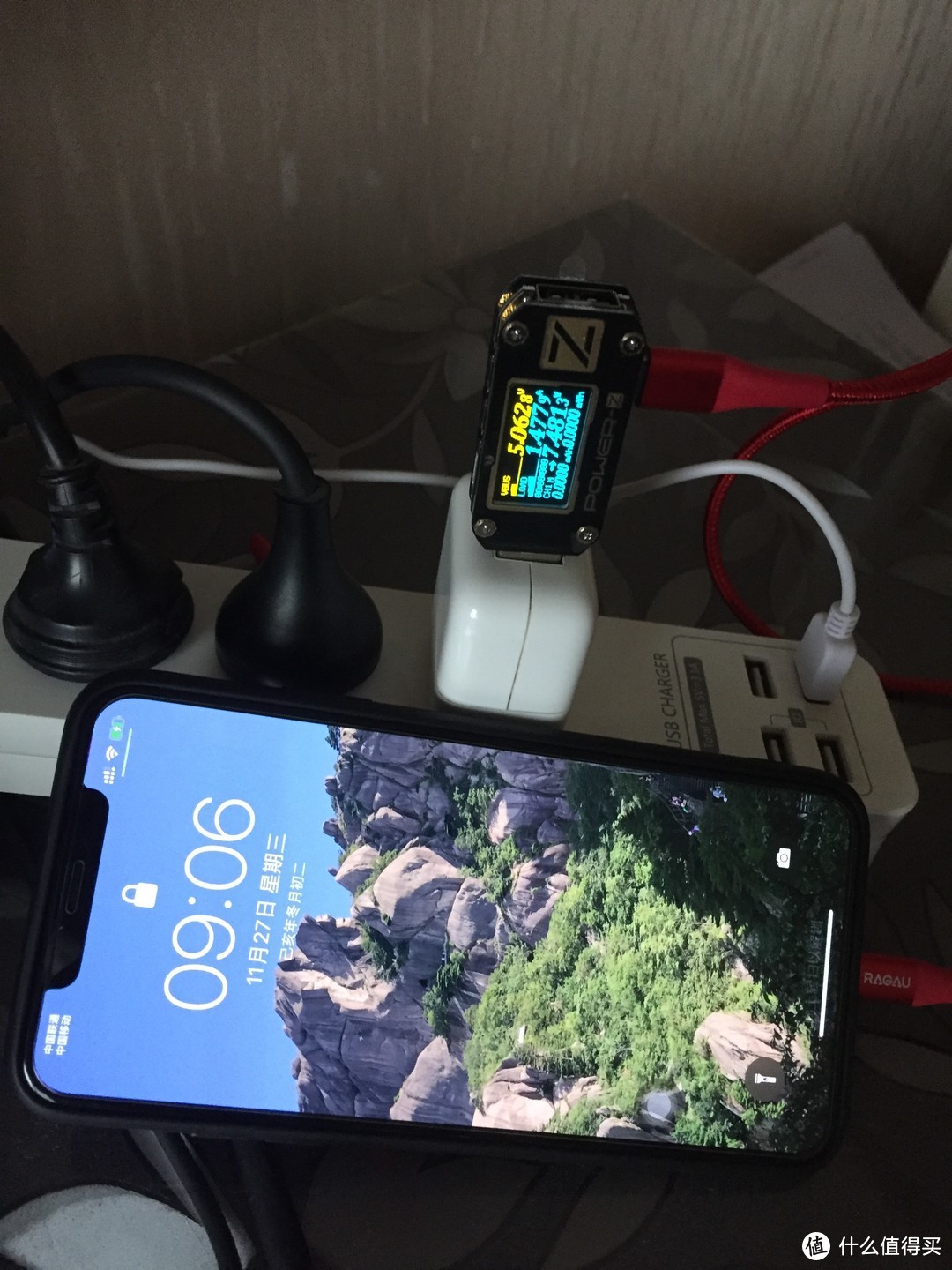 RAGAU USB-C to Lightning编织线+iPad老款原装充电器（12W）给iPhone xs max pro充电， 电压为5.0V，电流为1.477A，功率为7.481W.