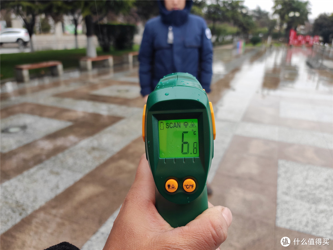 4℃冬雨淋半小时，小米有品早风抗寒鹅绒服硬核挑战短袖过冬，结局出人意料