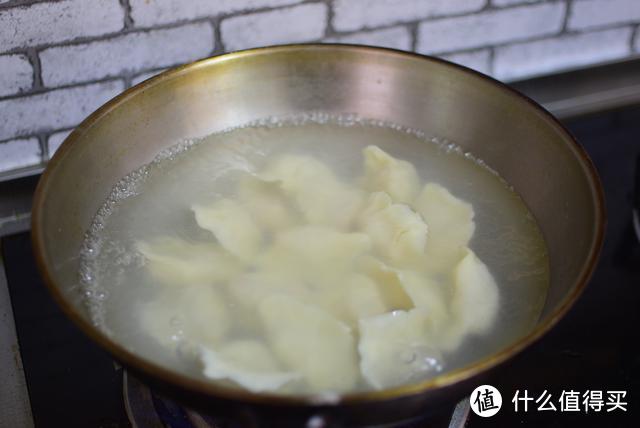 东北人每年腌一缸这菜都不够吃，冬至包成饺子，连吃两盘才过瘾