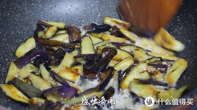 土豆茄子这么做，比地三鲜还好吃，不油炸不用炖，保证看一遍就会