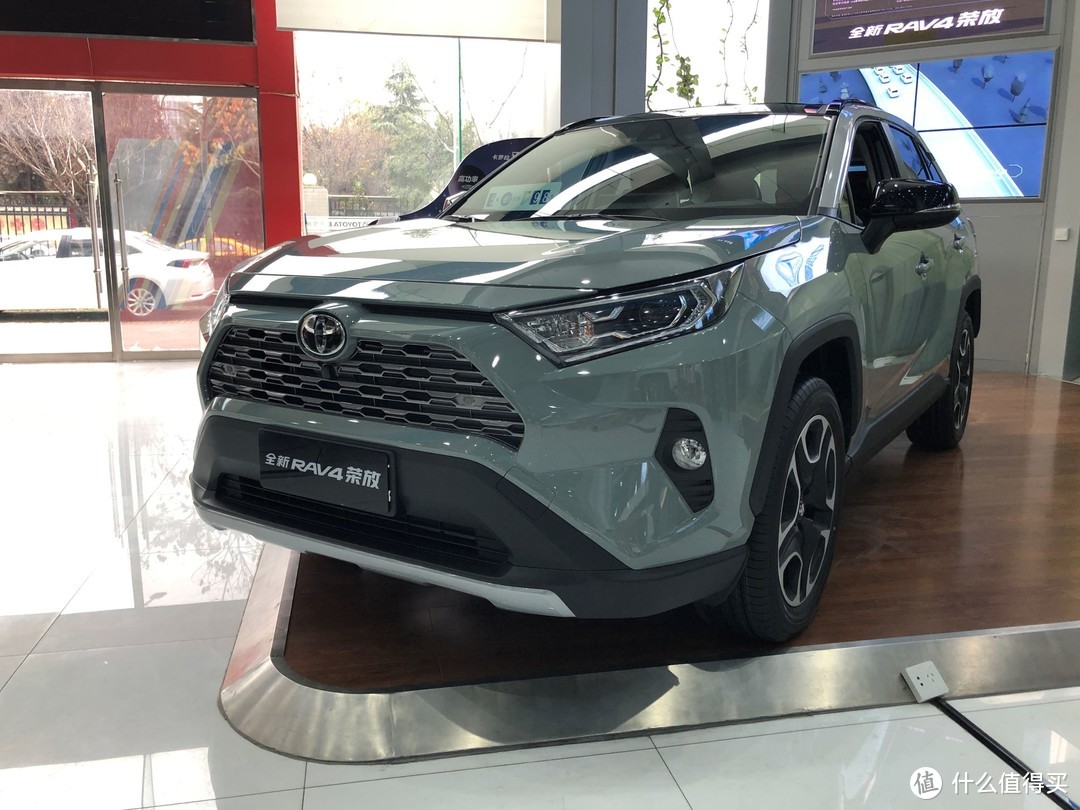 平凡中的不平凡！试全新丰田RAV4荣放