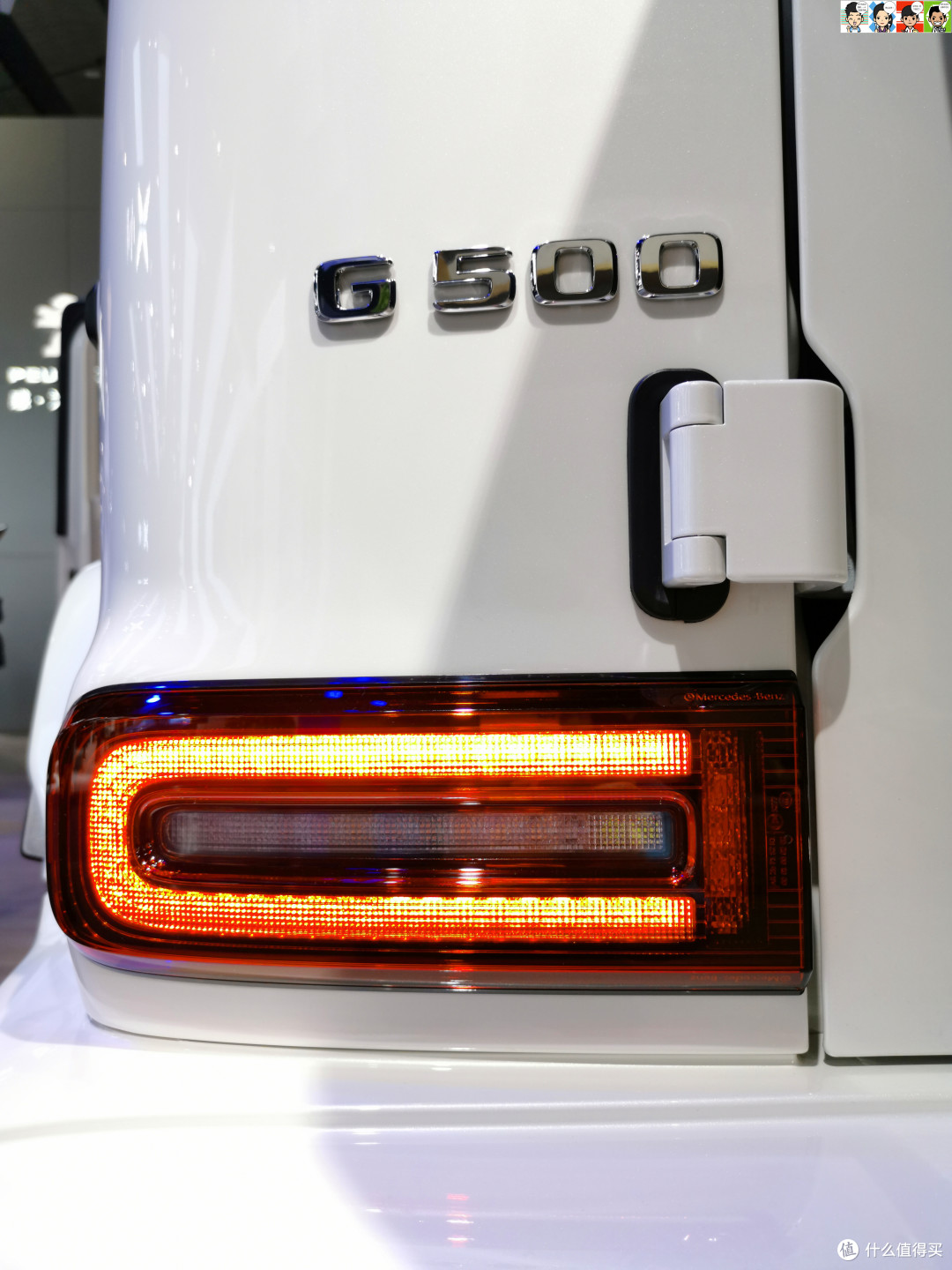 在各种尾灯加长加宽大行其道的今天,大g这扁"c"可谓是非常迷你了.