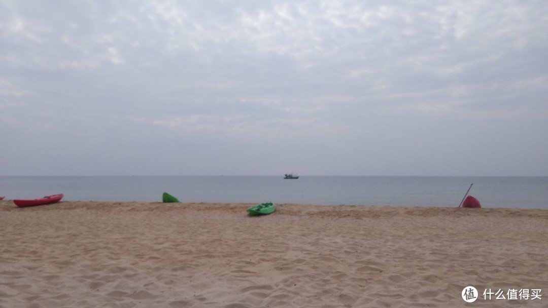 沙滩边的小船，可以自己划船出海