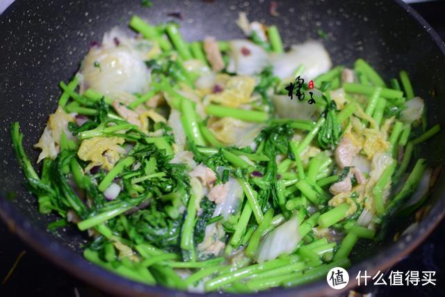 白菜别再腌酸菜了，和它炒才是绝配，越吃越上瘾，尤其适合冬天吃