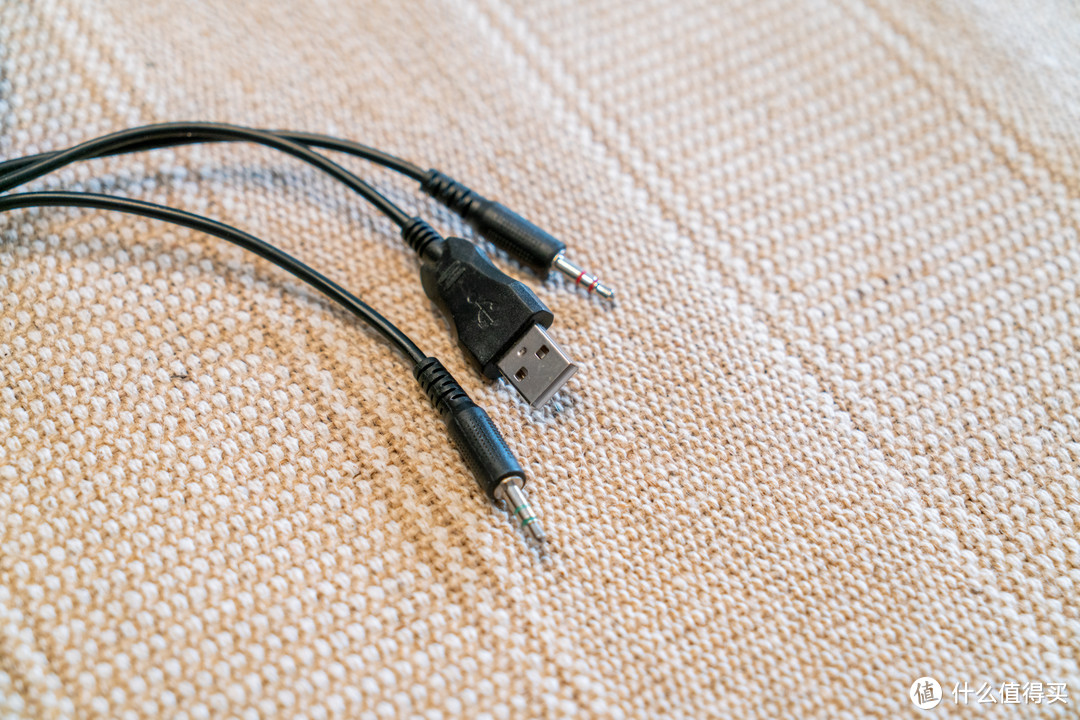 耳机线如出一辙，USB给耳机背光供电，外加两个3.5mm插头