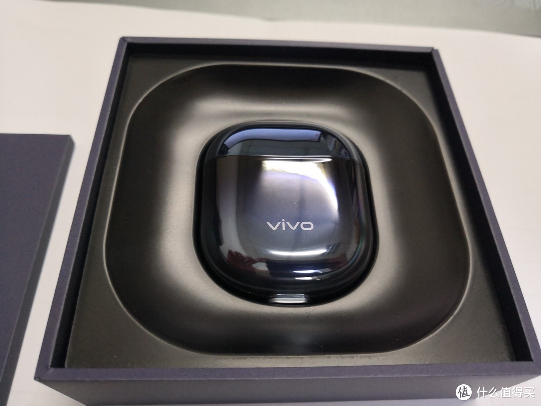 vivo TWS Earphone星际蓝静静地躺在里面