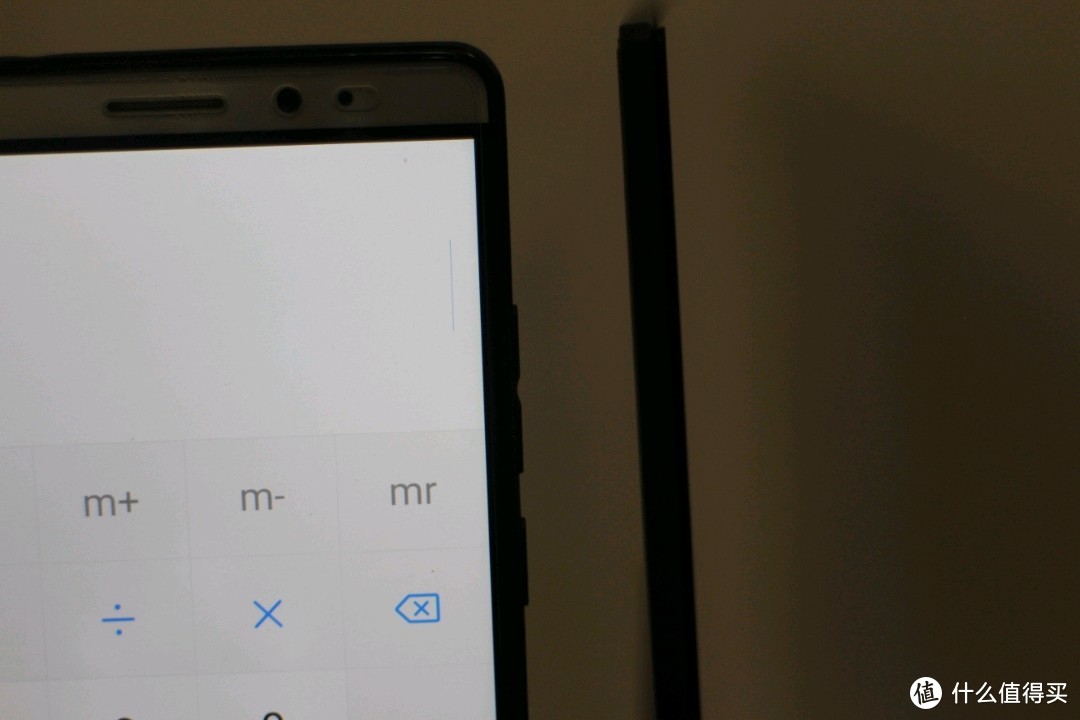 甚至和mate8的屏幕黑边差不太多。。。估计iPhone的。。。咳咳咳