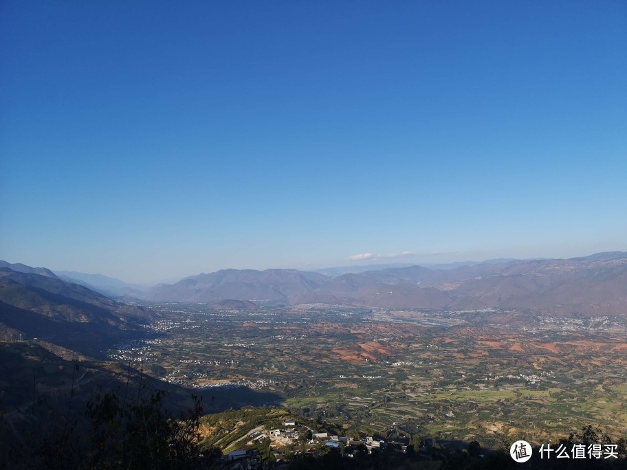 远眺高黎贡山，平均海拔4000米，冬季不可以入山，夏天喜欢徒步的童鞋可以来感受一下。冬天山顶会有积雪。