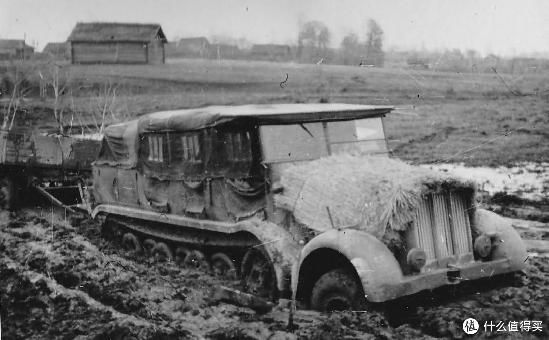 陷进泥地里的Sd.kfz. 8型12吨半履带牵引车