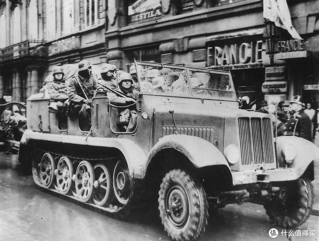 牵引着le.FH 18型105mm榴弹炮的Sd.kfz. 6型半履带牵引车。1939年，布拉格