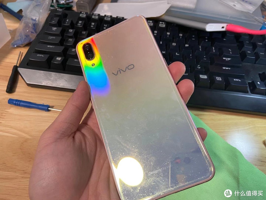 一屁股坐弯的vivo X23还能抢救吗？自己动手拆机换屏指南