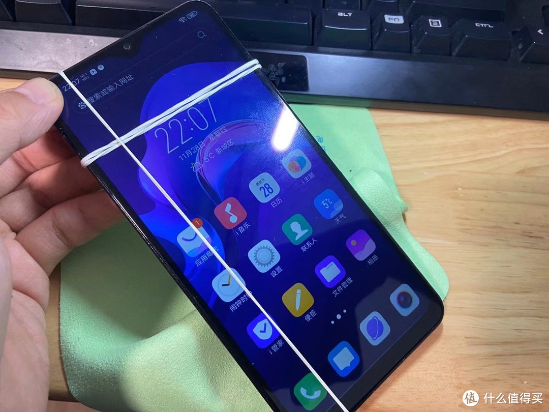 一屁股坐弯的vivo X23还能抢救吗？自己动手拆机换屏指南