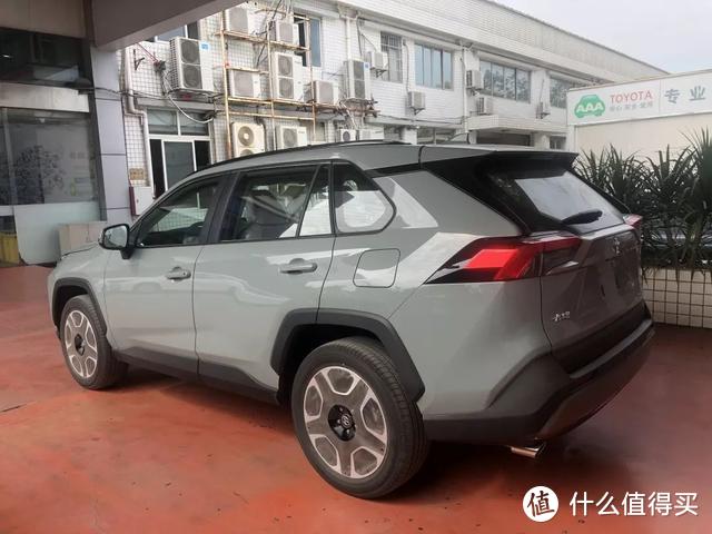 全新RAV4荣放到店，与奇骏比买谁？