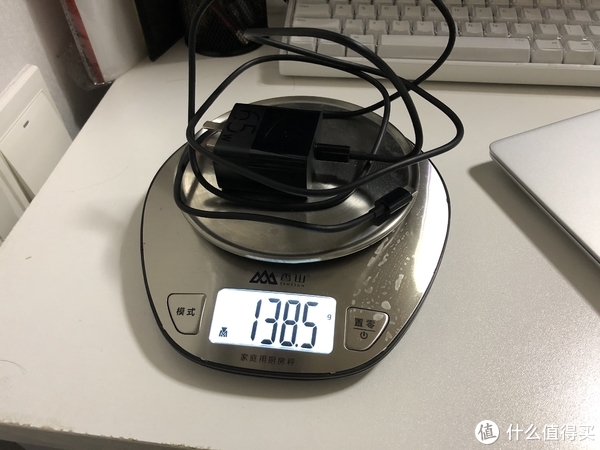 紫米充电器的重量，可以说加上小新Pro13也就略微比MacBook Pro13本身重一些