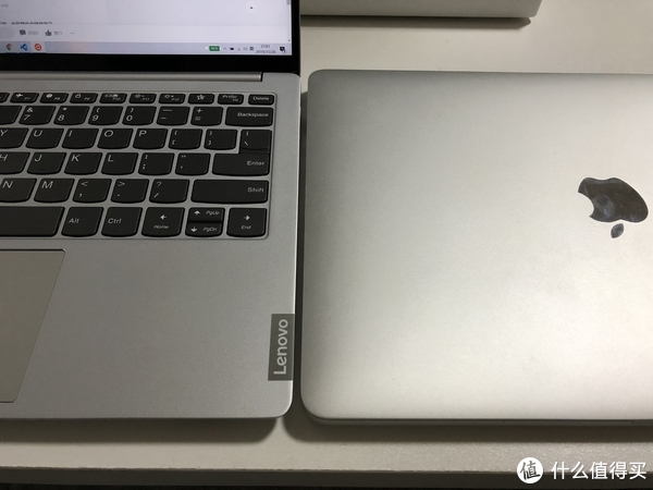 可以看到MacBook Pro13加上屏盖的厚度比起小新Pro13机身还要薄一丢丢。