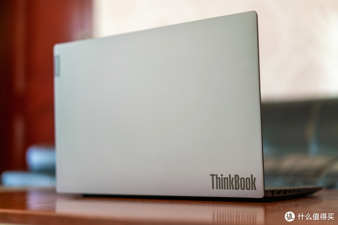 ThinkBook从字体设计角度来看，比ThinkPad活跃，如果是后者这样设计在这里，恐怕有点尬