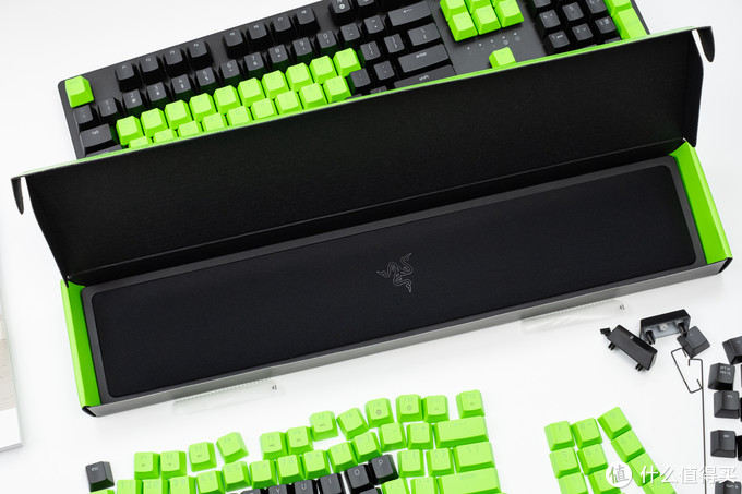 给黑换绿，拒绝打油：雷蛇 Razer 双色注塑PBT键帽升级套件+腕托 组合