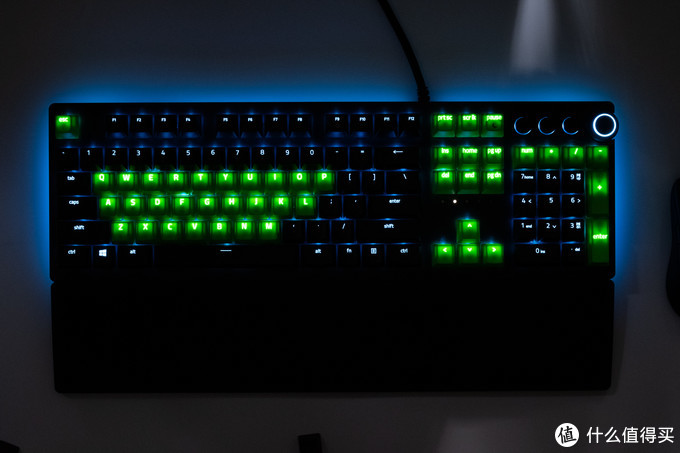 给黑换绿，拒绝打油：雷蛇 Razer 双色注塑PBT键帽升级套件+腕托 组合