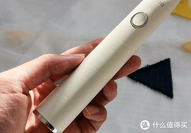 IPX8级防水、满电让你能用坏一个刷头：BYCOO H9电动牙刷