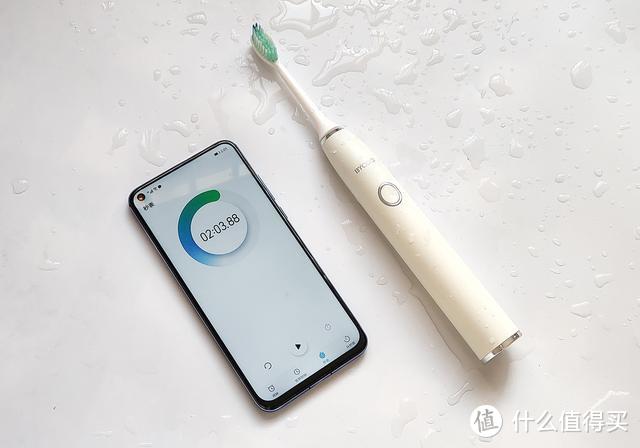 IPX8级防水、满电让你能用坏一个刷头：BYCOO H9电动牙刷