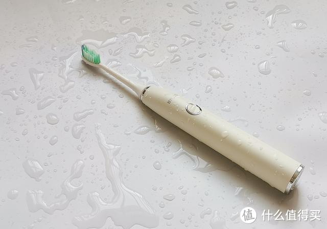 IPX8级防水、满电让你能用坏一个刷头：BYCOO H9电动牙刷