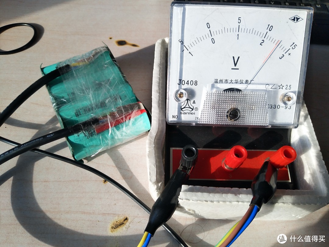 用简易电压表实测电压为12.5V，因车辆还未出现亏电情况，暂时还没试验，后期会补上应急启动视频的