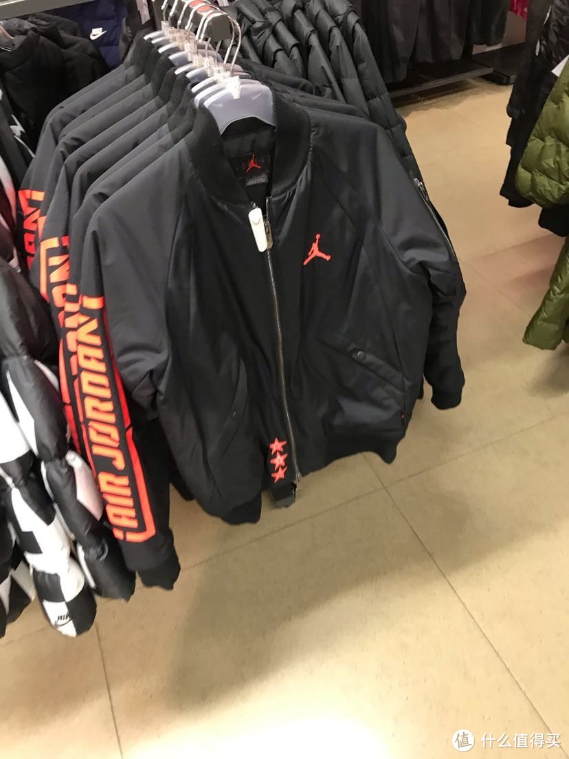 寒潮来袭，瞄一眼耐克换季优惠店冬装，nike多款AJ棉服上架