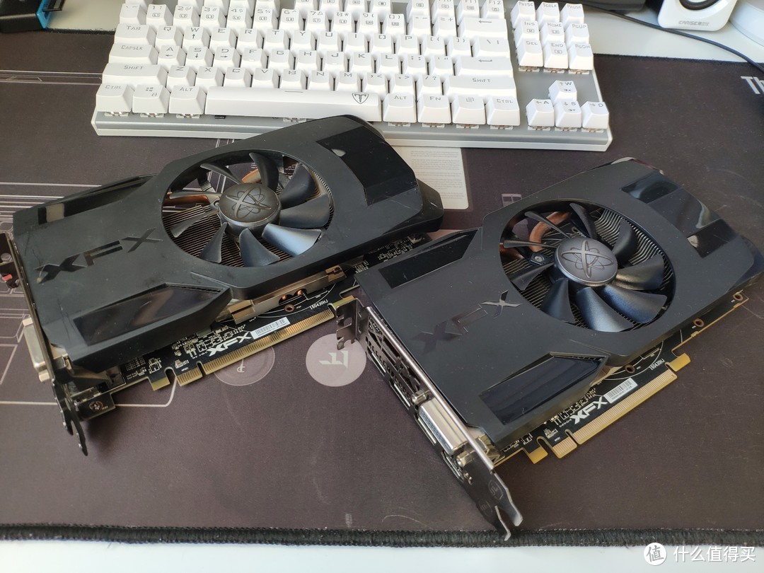 两张长得一模一样的同型号、同款讯景RX470 4GB矿卡