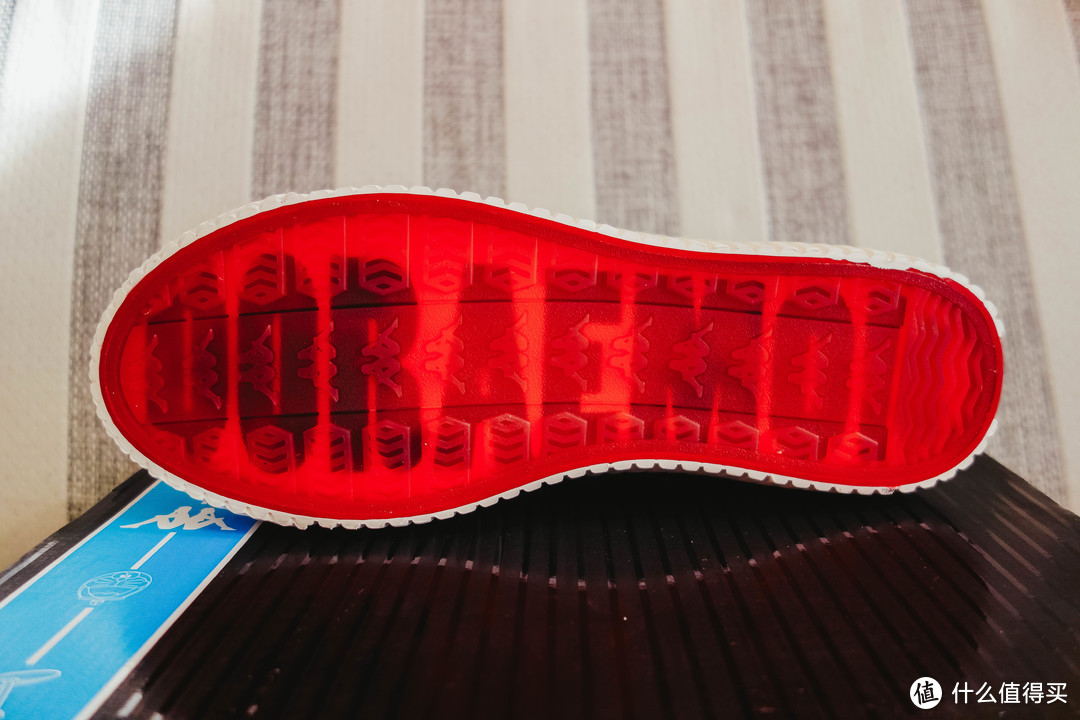 鞋底就是这种半透明的橡胶和里边的一块哆啦A梦的印花