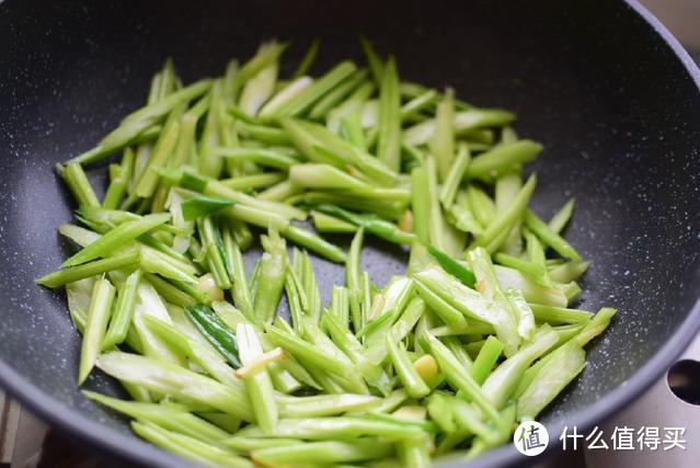 肉吃多了，别忘了吃这个菜来清理肠胃，粗纤维特丰富，清脆美味