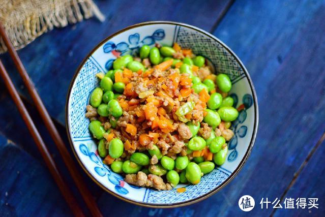 这菜最适合孩子吃，又香又补钙，儿子拿着勺子大口大口往嘴里送