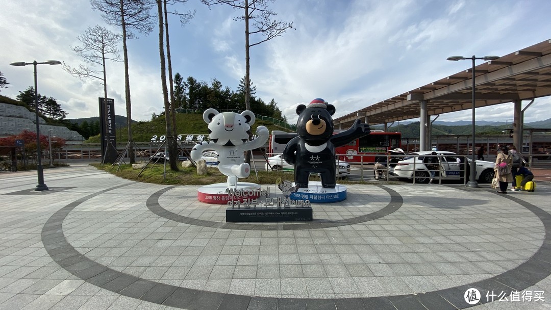 出站就看到平昌冬奥会的吉祥物