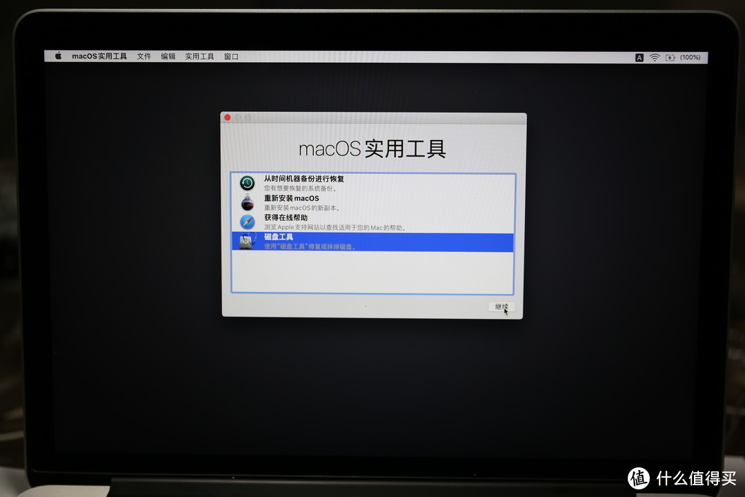 进入Mac OS实用工具之后，选择磁盘工具，把HP EX900格了先