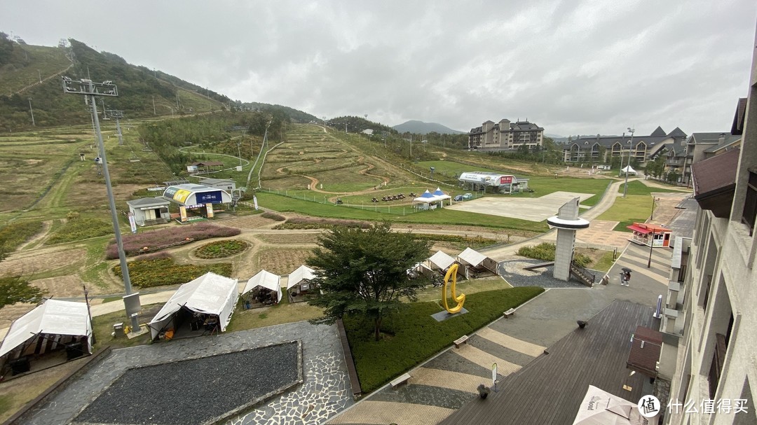 俯瞰角度，左侧为上山缆车，右侧为越野车区