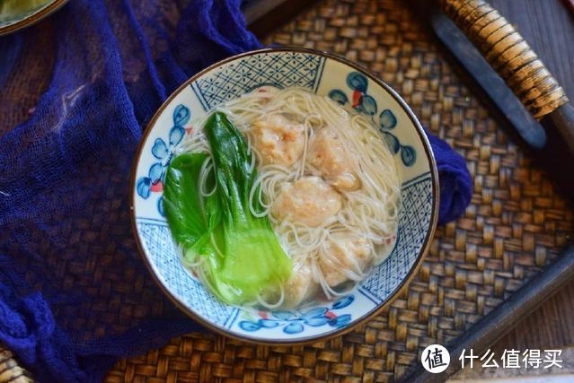 早餐别犯愁，这碗蔬菜虾丸面，营养丰富味道鲜美，吃一碗都不过瘾