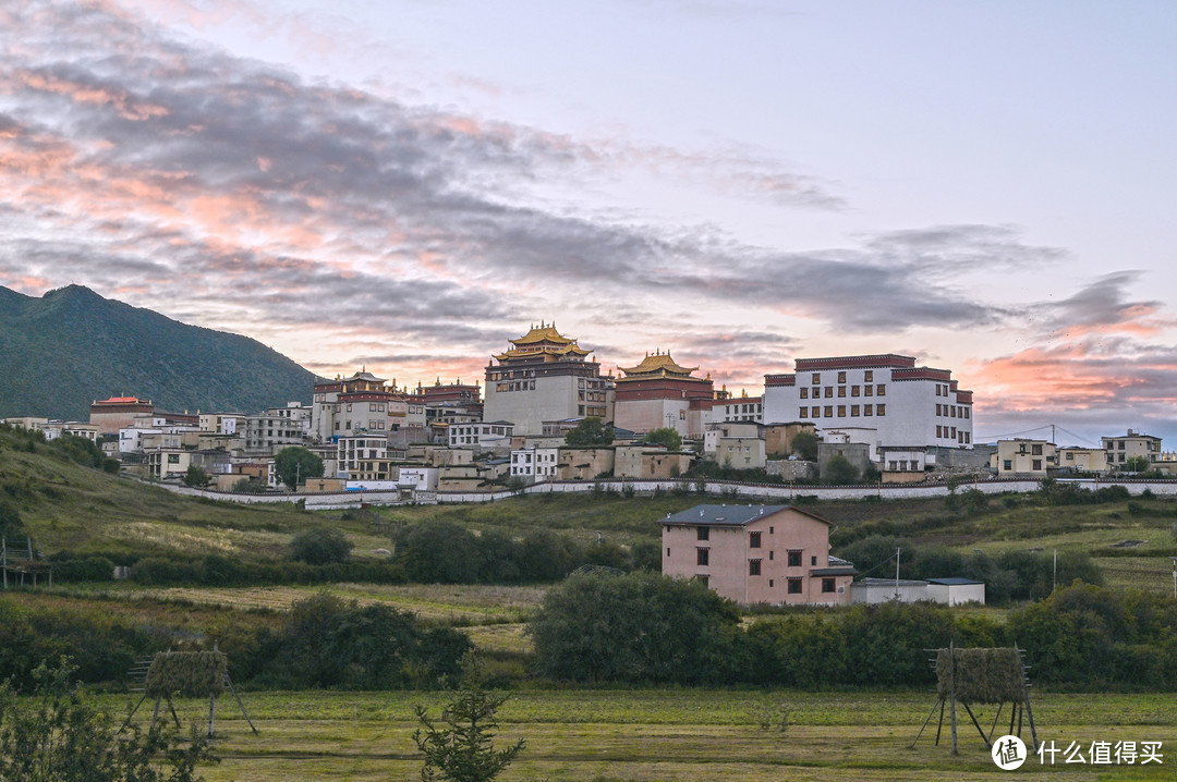 清晨的松赞林寺