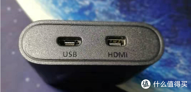 电视果5S提供一个HDMI输出，并且通过一个MicroUSB接口从电视或其他接口上取电。