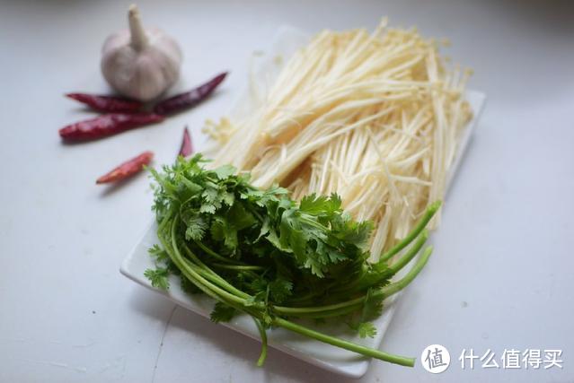 金针菇不用炒不用煮，教你一道最好吃的做法，太香了，给肉都不换