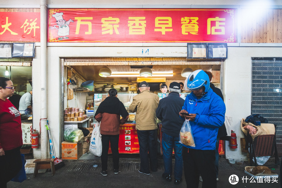 地铁隧道里的小菜场，又长又好吃