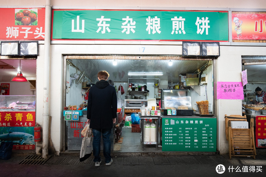 地铁隧道里的小菜场，又长又好吃