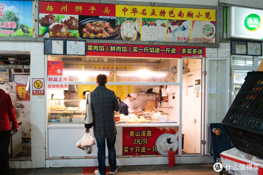 地铁隧道里的小菜场，又长又好吃