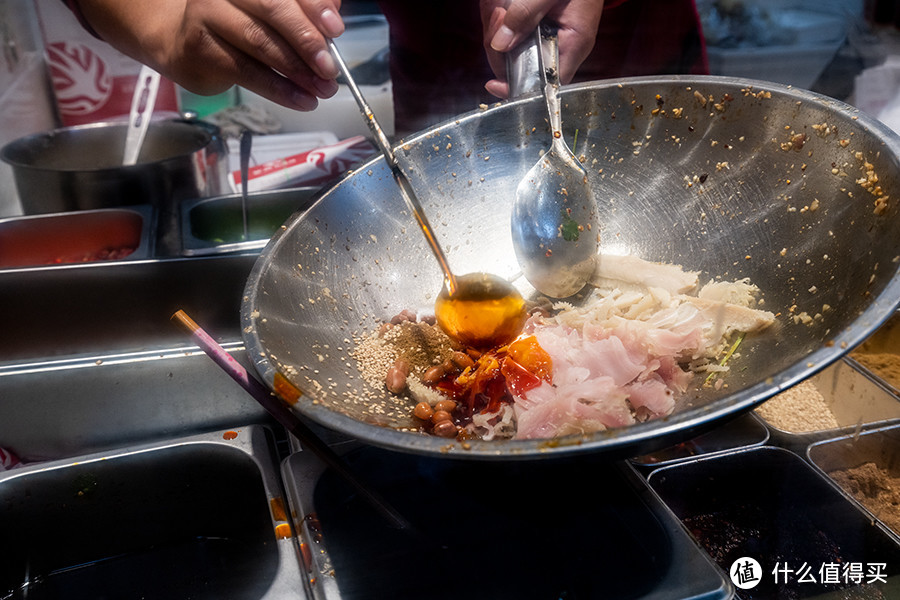 地铁隧道里的小菜场，又长又好吃