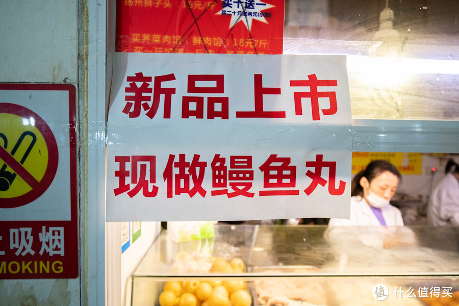 地铁隧道里的小菜场，又长又好吃