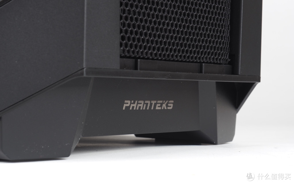 一点都不起眼的phanteks logo。