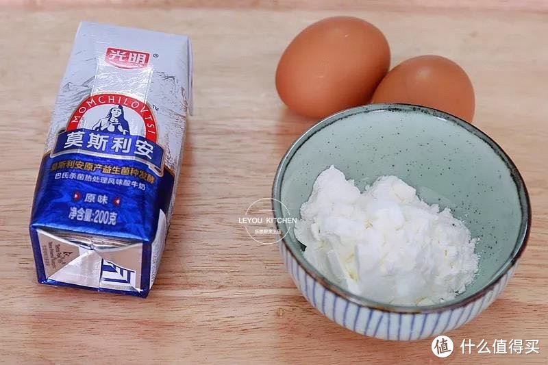 一包酸奶、两个鸡蛋、一勺淀粉，搅一搅就可以做的蛋糕