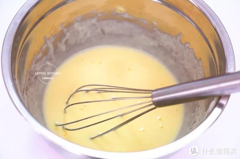 一包酸奶、两个鸡蛋、一勺淀粉，搅一搅就可以做的蛋糕