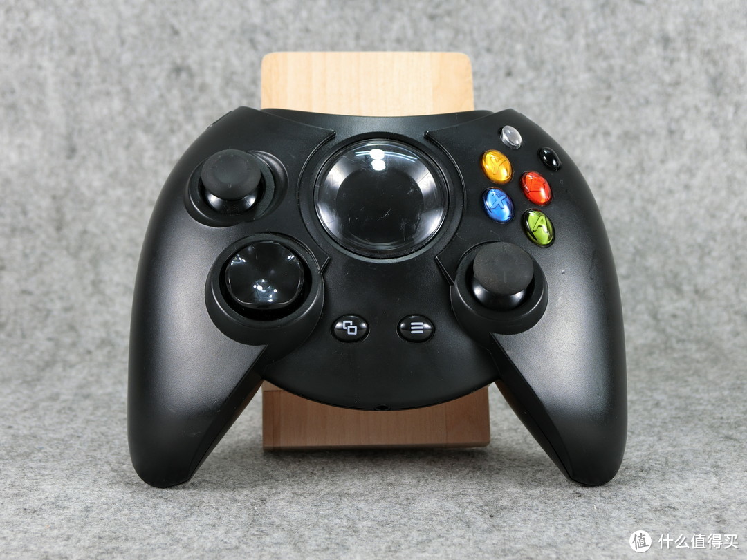 整个造型是完全复刻初代XBOX的，基本没说明改动