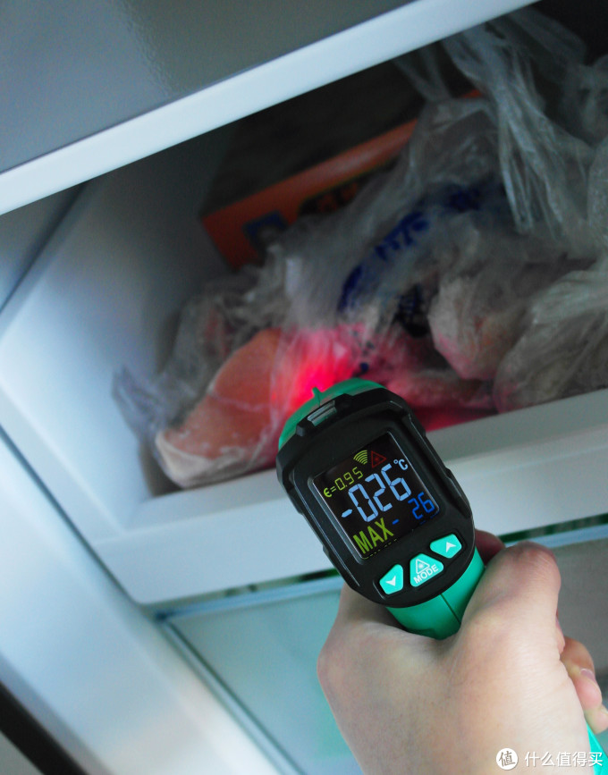 冷藏区冰箱调的是中等级,有-26°的温度还是很不错了