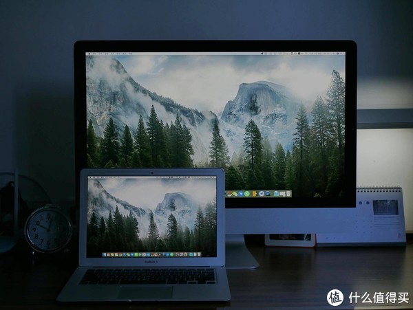 将两台电脑屏幕亮度都调到最大，iMac的屏幕面积大约是Air的4倍。    