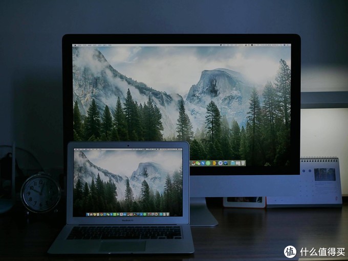 将两台电脑屏幕亮度都调到最大，iMac的屏幕面积大约是Air的4倍。    